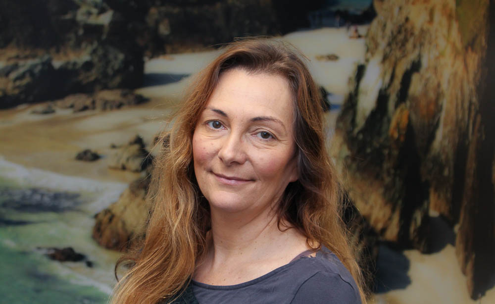 a photo of a woman